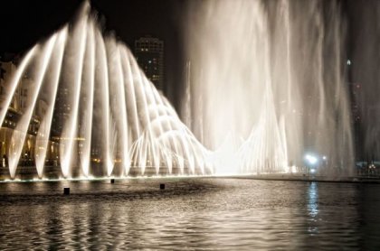 Фонтан на озере Бурж в Дубае