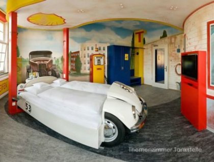 Hotel V8 - гостиница в автомобильном стиле
