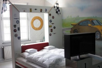 Hotel V8 - гостиница в автомобильном стиле