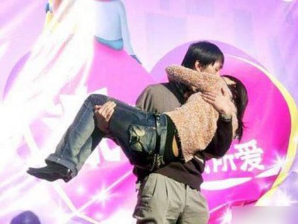 Соревнования по необычным поцелуям в Китае