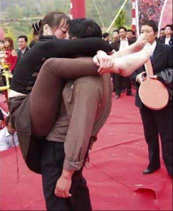 Соревнования по необычным поцелуям в Китае