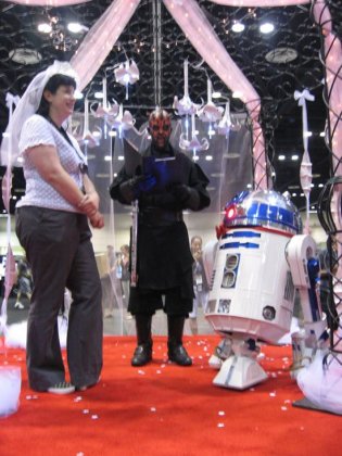 Фанатка выходит замуж за R2-D2