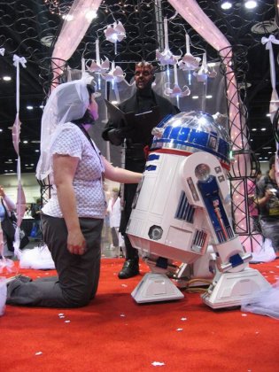 Фанатка выходит замуж за R2-D2