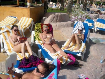 Отвязные девушки отдыхают на курорте