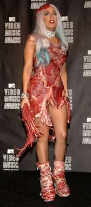 Шокирующее платье от Lady Gaga