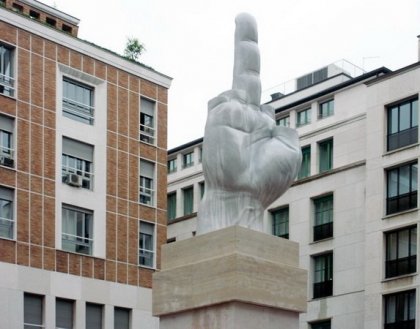 Средний палец на площади Милана