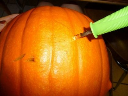 Хеллоуин: Как правильно вырезать тыкву