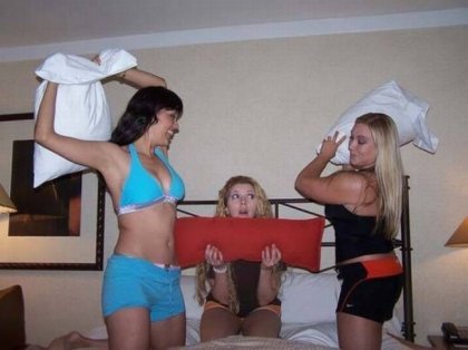 Девушки любят драться подушками