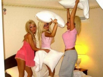 Девушки любят драться подушками