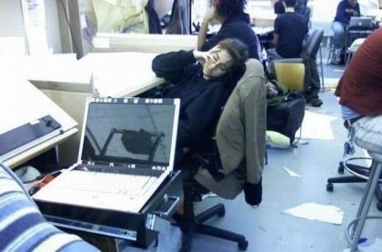 Спящие люди на работе