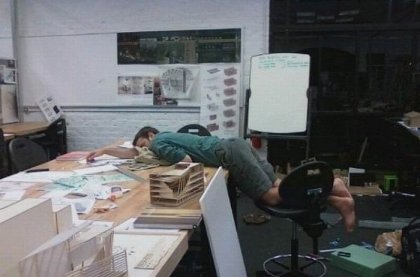 Спящие люди на работе