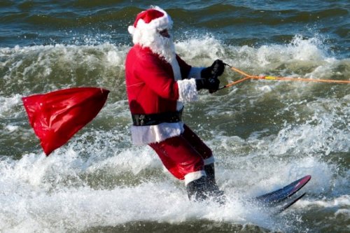 Санта-Клаусы встали на водные лыжи