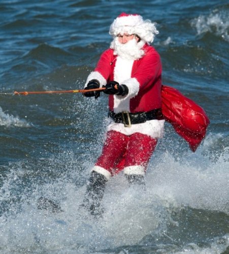 Санта-Клаусы встали на водные лыжи