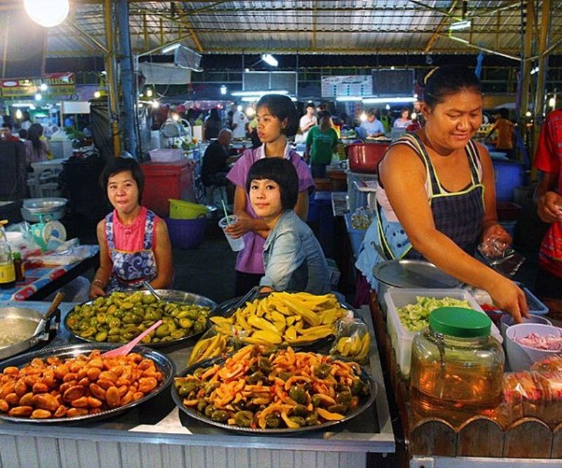 Жизнь тайцев. Рынок в Тайланде Найт Маркет. Тайланд Паттайя рынок. Ночной рынок Тайланд. Ночной рынок Тепразит.