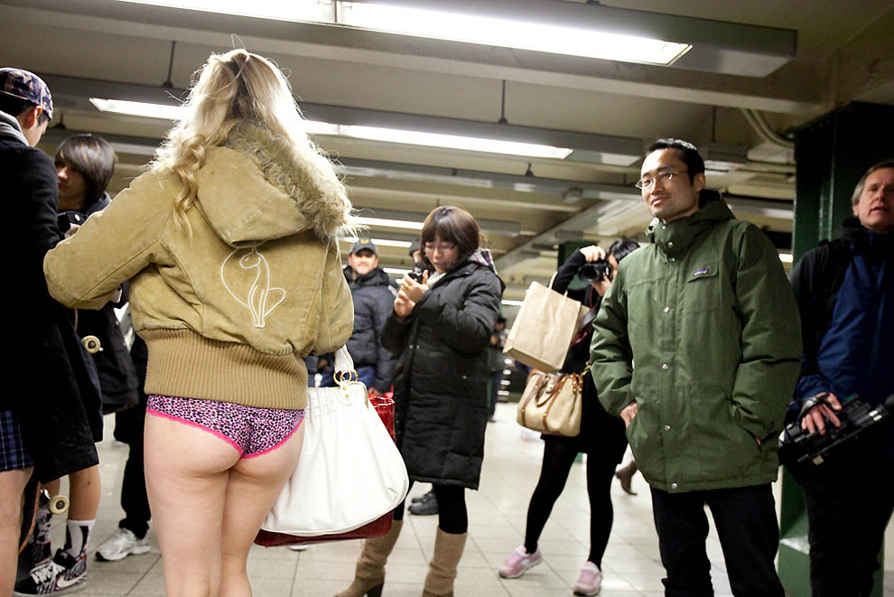На улице без штанов. No Pants Subway Ride Москва. Дамы без штанов. Зимой без штанов.