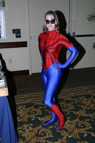 Девушка в костюме человека паука