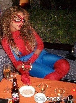 Девушки в костюмах Человека-паука