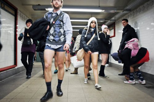 Без штанов в метро