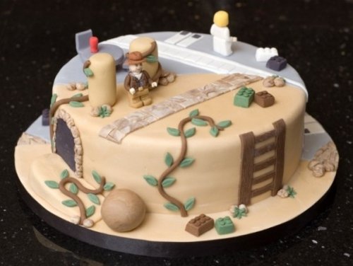 Оригинальный торт для поклонников Звездных войн и Индианы Джонса