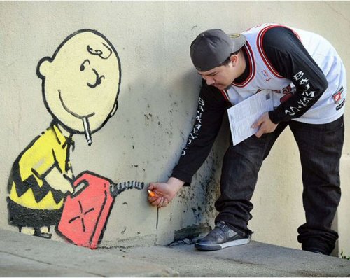 Уличный художник Бэнкси раскрашивает Лос-Анджелес