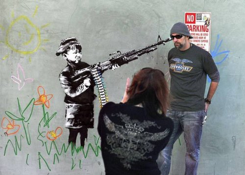 Уличный художник Бэнкси раскрашивает Лос-Анджелес