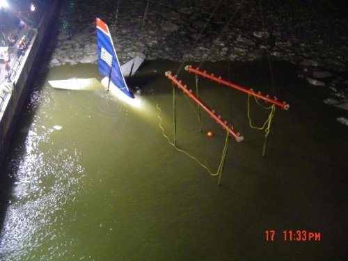 Подъем авиалайнера из вод реки Гудзон