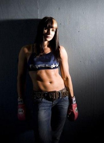 10 сексуальных девушек-бойцов MMA
