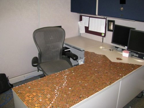 Стол покрытый монетами