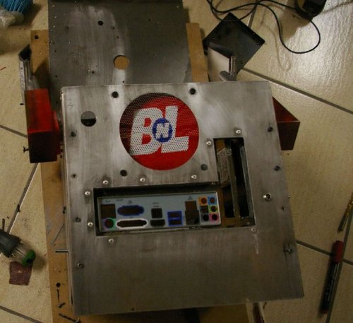 Крутой моддинг компьютера в виде робота ВАЛЛ-И