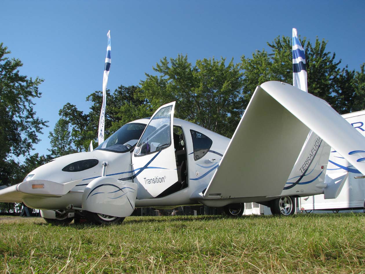 Первая машина самолет. Terrafugia Transition Flying car. Terrafugia летающий автомобиль. Террафуджия транзишн. Машина самолет.