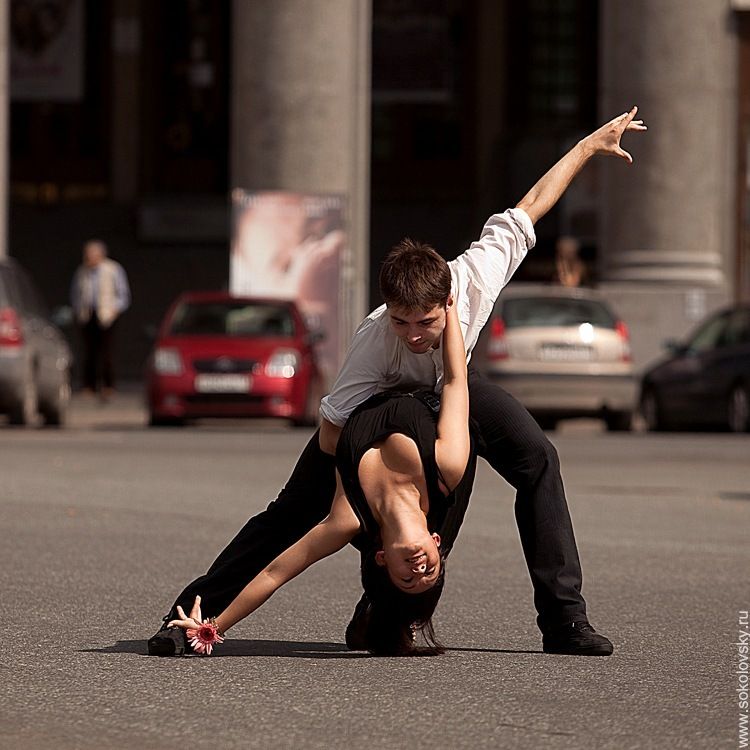 Сильных и резких движений и. Танцоры на улице. Движения для танца. Фотосессия танец на улице. Люди танцуют на улице.