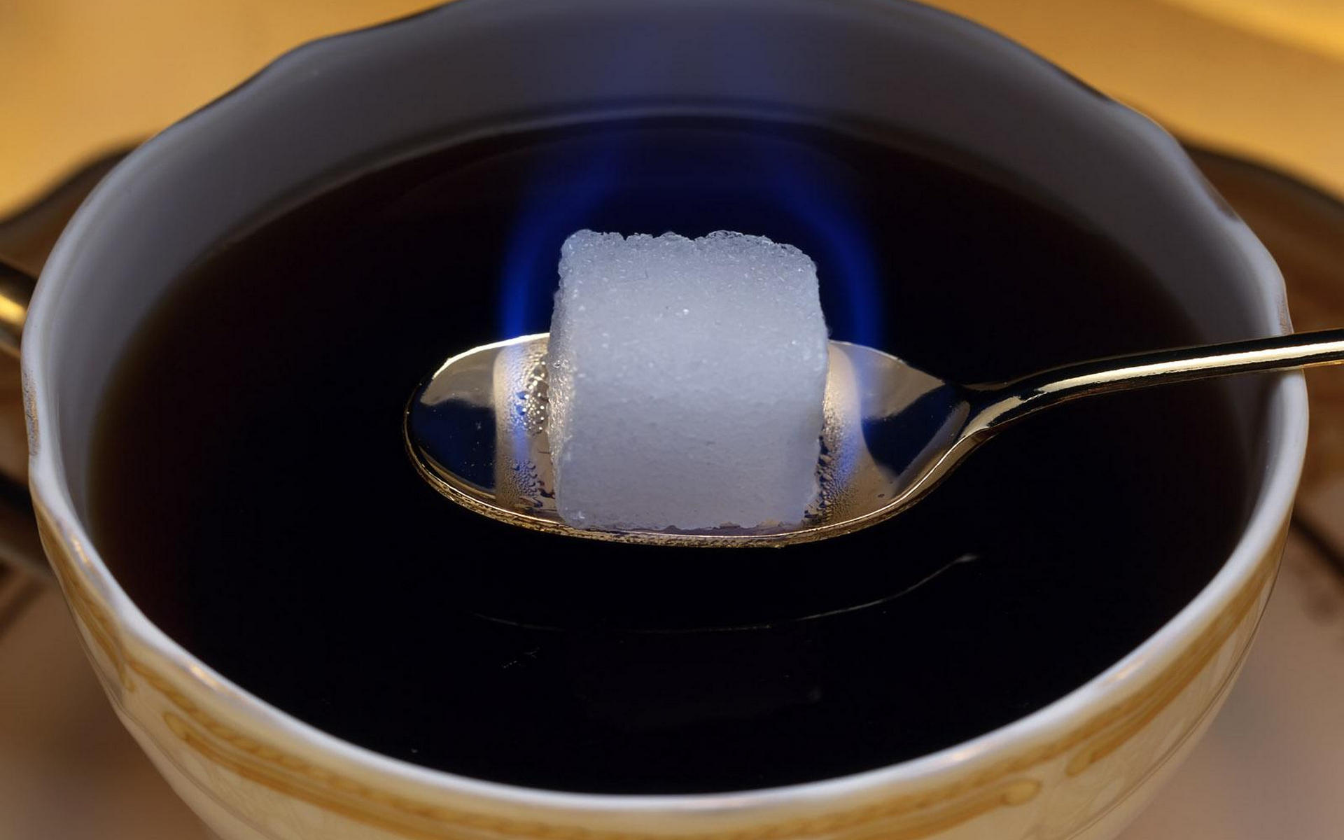 Почему в горячем чае кусочек сахара. Чай с сахаром. Чашка кофе с сахаром. Чашечка кофе с ложечкой сахара. Сахар в чашке.