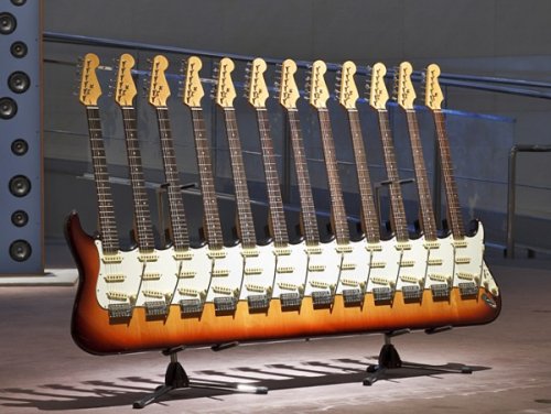 Скульптуры из 12 гитар