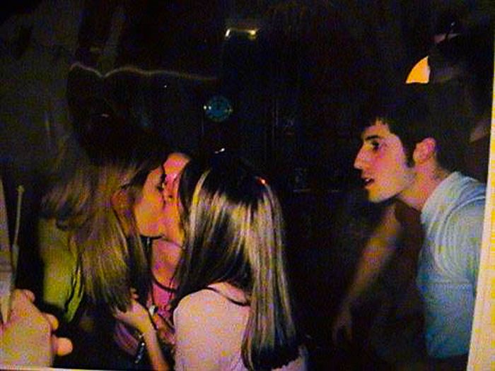 Поцелуй портит пост. Поцелуй на дискотеке. Парень клеит девушку на дискотеке. Девушки целуются на дискотеке. Фото девушки и парня целуются на дискотеке.