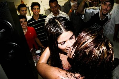 Фотобомбы: целующиеся девушки