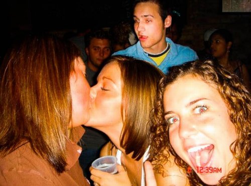 Фотобомбы: целующиеся девушки