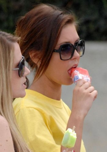 Девушки кушают мороженое