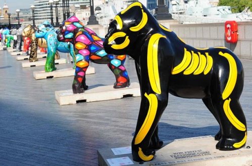 Статуи разноцветных горилл