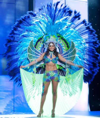 Участницы «Мисс Вселенная 2011» в национальных костюмах.