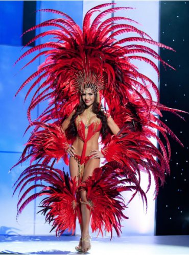 Участницы «Мисс Вселенная 2011» в национальных костюмах.