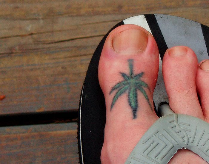 татуировки с коноплею на пальце