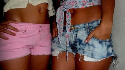 Девушки в джинсовых шортиках