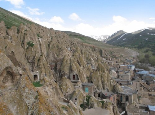 Иранское село в скалах