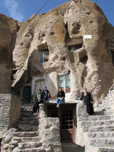 Иранское село в скалах