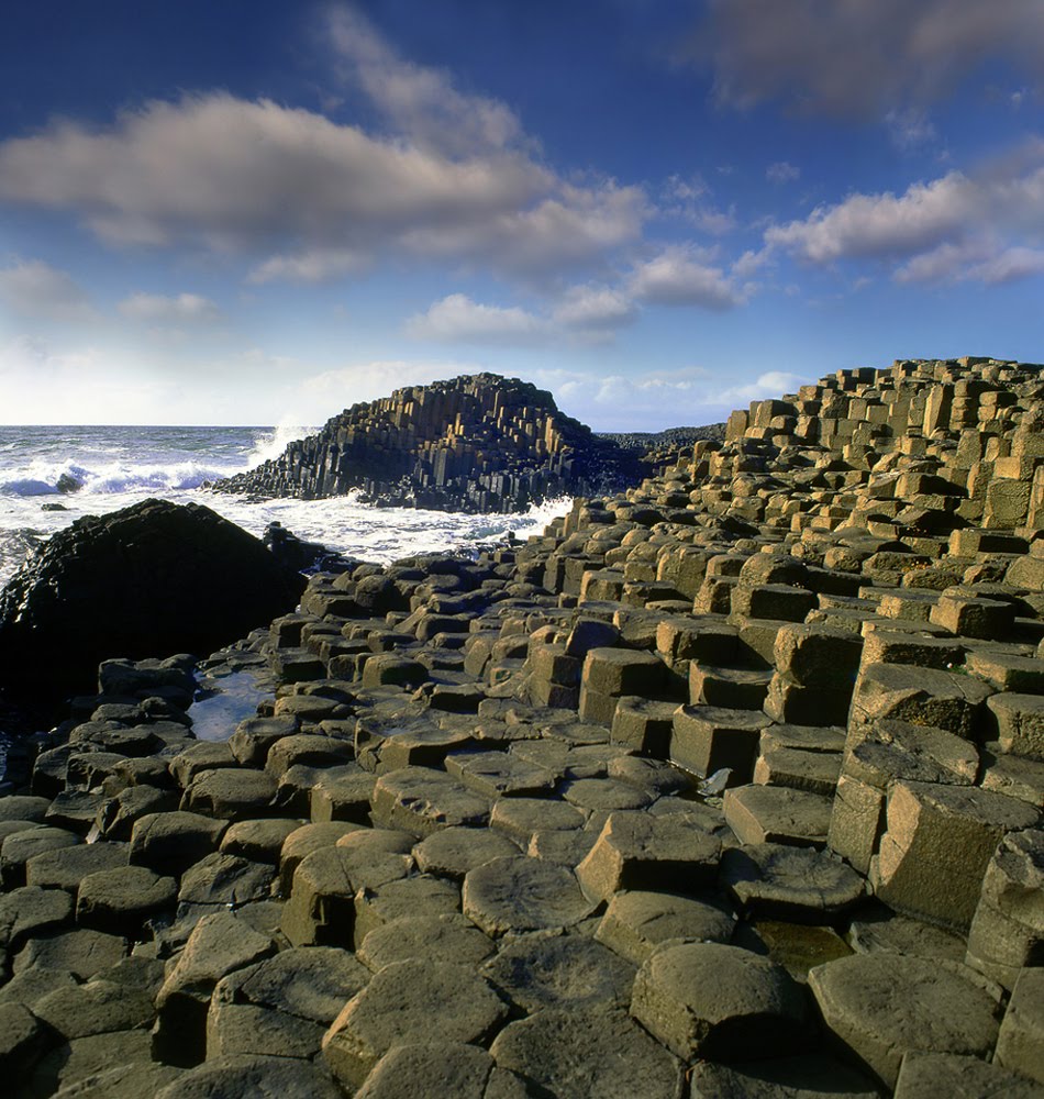 Камни природной формы. Мостовая гигантов, Северная Ирландия. Козвэй Ирландия. Мыс великанов Ирландия. Ирландия кубические скалы.