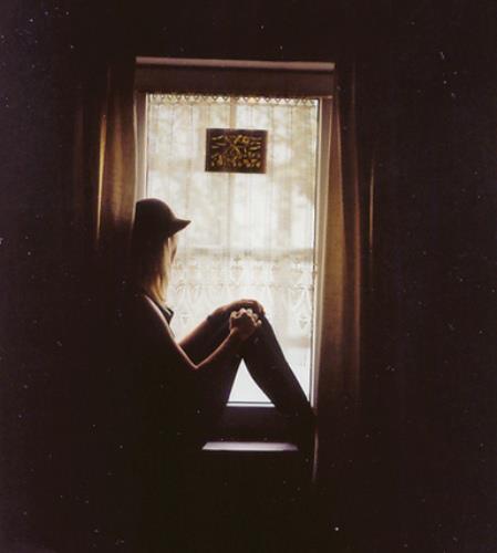 Девушка у окна