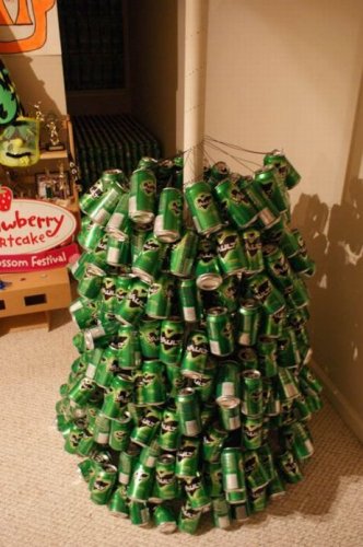 Необычная елка из пивных бутылок