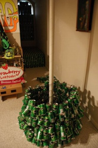 Необычная елка из пивных бутылок
