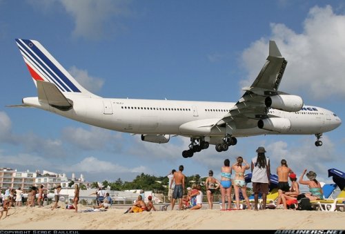 Пляж Махо - рай для любителей самолетов