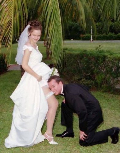 Как снимают свадебные подвязки